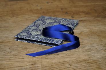 Leporello standing, black zig-zag pages, yellow ribbon